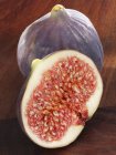 Whole and halved figs — Stock Photo