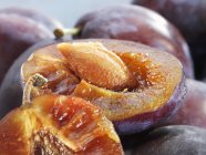 Juicy halved plum — Stock Photo