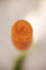 Tranche fraîche de carotte — Photo de stock