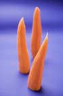Zanahorias frescas peladas - foto de stock