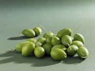 Сырые зеленые оливки — стоковое фото