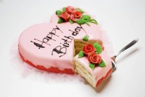 Rosa herzförmige Geburtstagstorte — Stockfoto