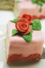 Torta di compleanno a forma di cuore rosa — Foto stock
