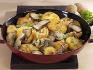 Gekochte Kartoffeln und Steinpilze — Stockfoto