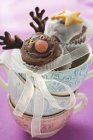 Muffin al cioccolato con decorazioni natalizie — Foto stock