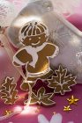Gingerbread man and leaves — Stock Photo