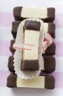 Gros plan vue du dessus de chocolat en couches et doigts unis avec ruban — Photo de stock