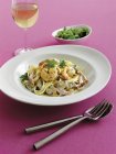 Linguine pasta with mushrooms and prawns — Stock Photo