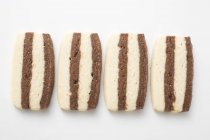 Biscuits rayés en rangée — Photo de stock