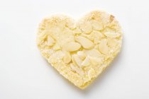Gros plan vue de dessus de biscuit en forme de coeur d'amande avec du sucre — Photo de stock