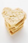 Vista close-up de corações de amêndoa empilhados com açúcar — Fotografia de Stock