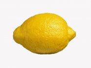 Limón fresco aislado - foto de stock