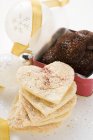 Nahaufnahme von Mandelherzen mit Zucker in einem Haufen und Schokoladenkuchen — Stockfoto