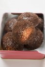 Primo piano vista di caramelle al cioccolato in scatola di biscotti — Foto stock