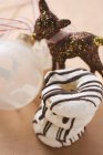 Anillos de merengue con rayas de chocolate - foto de stock