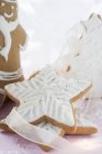 Lebkuchenmann und verschiedene Kekse — Stockfoto