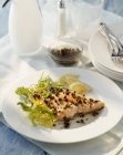 Filete de salmón con manteca y bayas de enebro - foto de stock