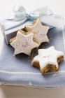 Cinnamon stars and Christmas gift — Stock Photo