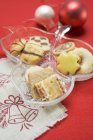 Biscoitos de Natal em tigela de vidro — Fotografia de Stock