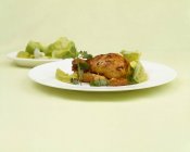 Pollo fritto con insalata verde — Foto stock