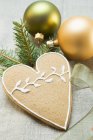 Gingerbread heart with icing — Stock Photo