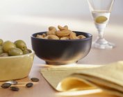 Olives, noix de cajou et Martini — Photo de stock