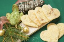 Vista close-up de corações de pastelaria com amêndoas em flocos e decorações — Fotografia de Stock