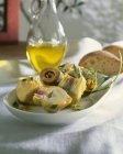 Carciofi al vapore su piatto con olio d'oliva aromatizzato su piatto su stoffa — Foto stock