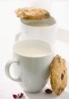 Biscotti al mirtillo e tazze di latte — Foto stock