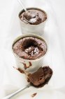 Vista close-up de duas souffles de chocolate cheio de molho de chocolate — Fotografia de Stock