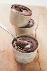 Vista close-up de três pequenas souffles de chocolate cheias de molho de chocolate — Fotografia de Stock