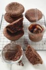 Chocolate buns on cooling rack — Stock Photo