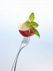 Mozzarella und Tomate mit Basilikum auf Gabel — Stockfoto