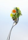 Lattuga, asparagi, uova di quaglia e caviale rosso su una forchetta — Foto stock