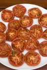 Gebratene Tomatenhälften auf weißem Teller — Stockfoto