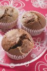 Muffin al cioccolato e vaniglia in astucci di carta — Foto stock