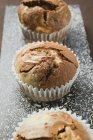 Muffins chocolat et vanille dans des étuis en papier — Photo de stock