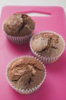 Schokolade und Vanille-Muffins in Papierschachteln — Stockfoto
