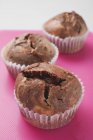 Muffins de chocolate e baunilha em caixas de papel — Fotografia de Stock