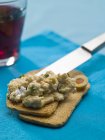 Rührei mit Fisch auf Melba-Toast auf blauer Tischdecke — Stockfoto