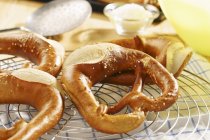 Soft pretzels on cake rack — Stock Photo