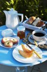 Денний вид на сніданок в саду з кавою і фруктами — стокове фото