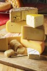 Natureza morta com queijos — Fotografia de Stock