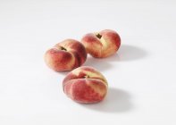 Три персики виноградник — стокове фото