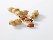 Erdnüsse mit intakter Schale — Stockfoto