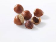 Hazelnuts, shelled and unshelled — Stock Photo