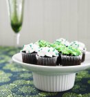 Cupcakes com baunilha e cobertura verde — Fotografia de Stock