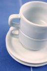 Крупним планом вид на дві порожні чашки Еспресо з тарілками в купі — стокове фото