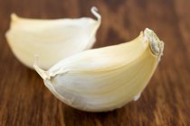 Two cloves of garlic — Stock Photo