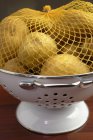 Сырой картофель в сети — стоковое фото